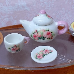 Puppenhaus Miniatur Teekanne Becher und Untertasse Set mit Rosen (Maßstab 1:12)