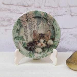 Miniature Dollhouse plate 1.12 scale. Dollhouse plate with Cat and flowers. Dollhouse dish.