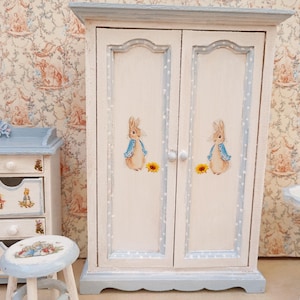 Muebles de guardería en miniatura de Peter Rabbit a escala 1,12. Armario para casa de muñecas. Miniatura de Beatrix Potter. Cómoda para casa de muñecas en miniatura de Peter Rabbit.