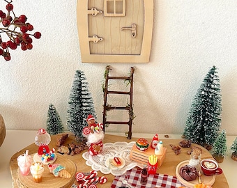 Può includere: Una scena natalizia in miniatura con una porta di legno, una scala e piccoli alberi di Natale. La scena comprende piccoli alimenti come pizza, hamburger e dolci, disposti su una superficie di legno. Una stella dorata con glitter sovrasta la porta.