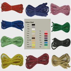 Puede incluir: Una carta de colores con varios colores de cordones para zapatos. Los colores incluyen negro, plata, blanco, marfil, crema, beige, marrón, oro miel, oro, amarillo, oro antiguo, rosa, rojo, vino, ciruela, azul marino, azul real, verde y salvia.