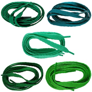 Può includere: Cinque set di lacci piatti in varie tonalità di verde e verde acqua. I lacci sono arrotolati e pronti per l'uso. I colori vanno da un verde foresta scuro a un verde brillante e vibrante, e un verde acqua. I lacci sono realizzati in un materiale resistente.