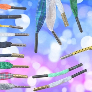 Könnte beinhalten: Eine Sammlung farbenfroher Schnürsenkel mit verschiedenen Mustern und Texturen. Die Schnürsenkel umfassen Designs in Orange, Schwarz, Gelb, Weiß, Marineblau, Grün und kariert. Jeder Schnürsenkel hat eine Metall- oder Kunststoff-Aglet, vor einem weichen Blau-Violett-Verlauf.