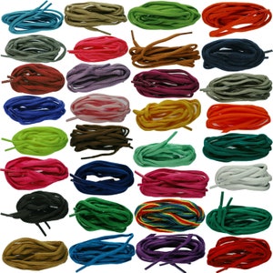 Puede incluir: Una colección de 30 cordones de diferentes colores. Los cordones están todos enrollados y dispuestos en filas. Los cordones están hechos de una variedad de materiales, incluyendo algodón, nylon y cuero.