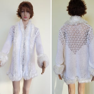 Cárdigan de primavera – Tejido de punto con detalles de crochet de piel sintética – Talla S – Blanco