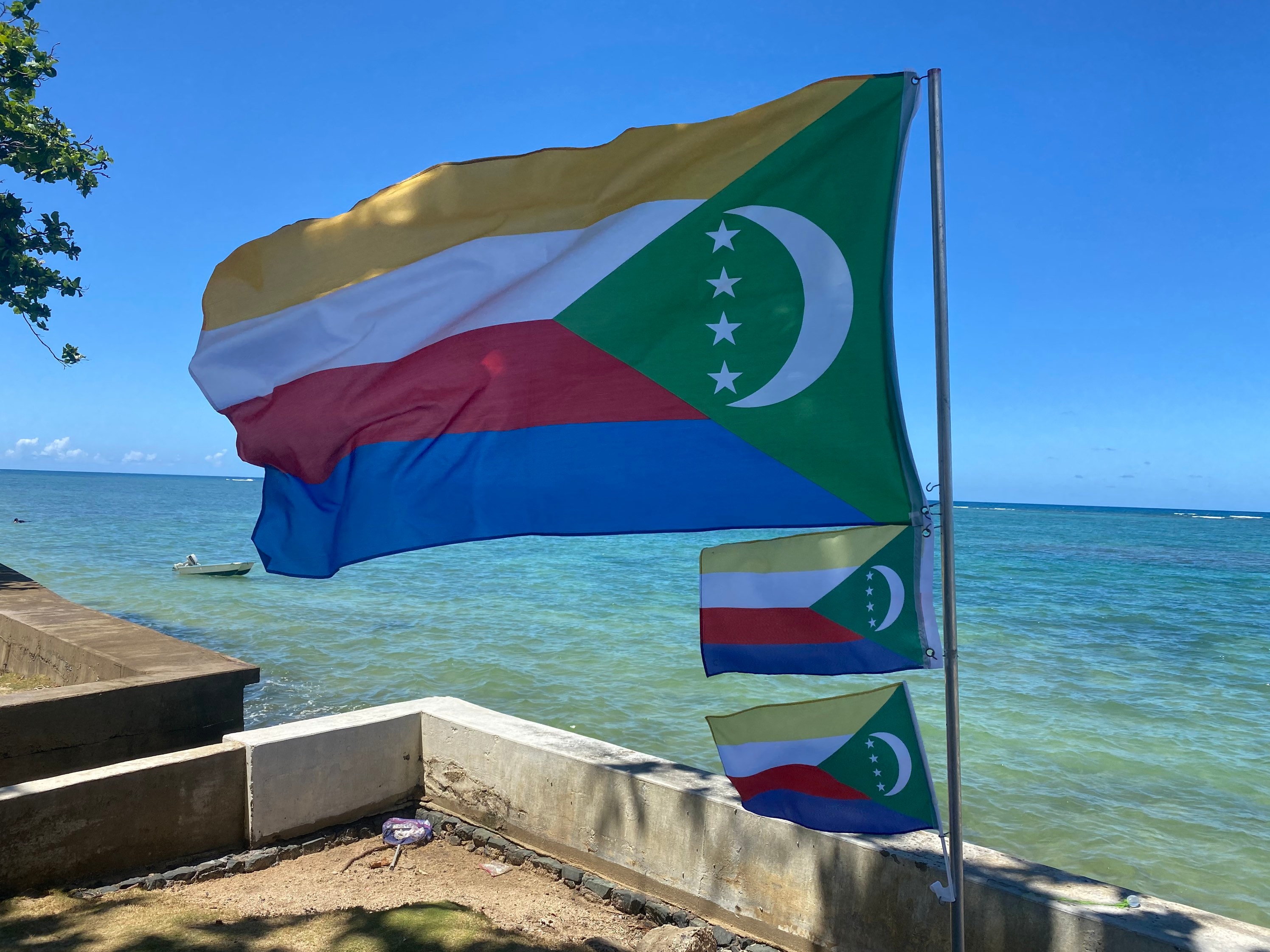 Drapeau De Table Comores - 22x15 Cm, Satin, Avec Hampe 30 Cm Et Socle Métal - Décoration Bureau
