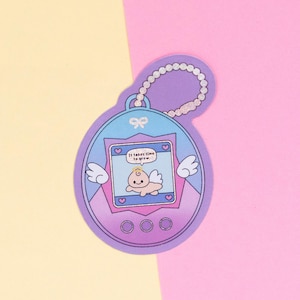Pegatina impermeable con acabado holográfico de Tamagotchi "Se necesita tiempo para crecer" de mintymentaiko