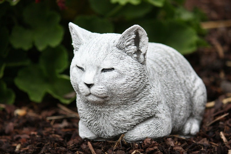 small cat statue