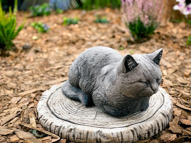 Figure de chat en b ton  statue de chat dormant m morial de 