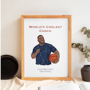 Könnte beinhalten: Ein gerahmter Druck mit einem hellen Holzrahmen. Der Druck zeigt eine Illustration eines lächelnden Mannes, der einen Basketball hält. Der Text oben lautet "WORLD'S COOLEST COACH" in Rot. Unter der Illustration steht der Text "Coach Mike Carter Class of 2023".