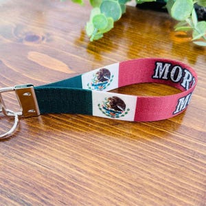 May include: A green, white, and red key chain with the Mexican flag and the word "MORRIS" printed on it.