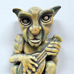 Luitspeler, Grotesque, Stone Art, 9 in.(23cm), gotische sculptuur, gotische kunst, artefact parlementsgebouw Ottawa, muzikale waterspuwer standbeeld