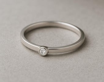 Delicado anillo solitario de plata de ley: joyería minimalista para apilar