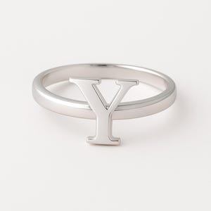 Anel de prata esterlina com inicial Y: joia minimalista personalizada