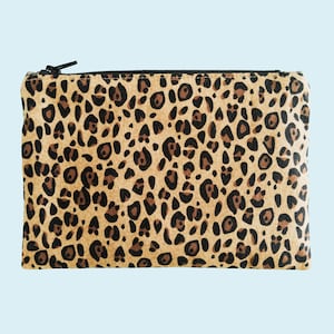 Leopard Print Makeup Bag for Woman Cosmetics Bag Cheetah Tampon Pouch Small Zipper Pouch for Mom or College Girl Gift of Game Piece Dice Bag