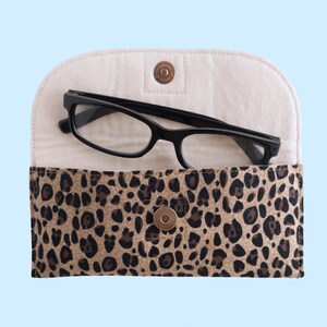 Soft Glasses Case Leopard Print Fabric Sunglasses Pouch Animal Cheetah Cotton Fabric Padded Eyeglasses Holder Magnetic Clasp Lined Tan Flannel