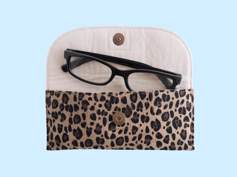 Soft Glasses Case Leopard Print Fabric Sunglasses Pouch Animal Cheetah Cotton Fabric Padded Eyeglasses Holder Magnetic Clasp Lined Tan Flannel