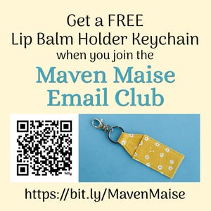 Puede incluir: Un llavero con soporte para b&aacute;lsamo labial amarillo con un estampado floral blanco, sujeto a un cierre de metal plateado. La imagen incluye el texto "Get a FREE Lip Balm Holder Keychain when you join the Maven Maise Email Club."