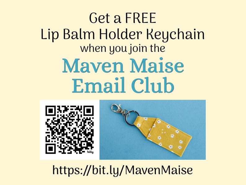 Puede incluir: Un llavero con soporte para b&aacute;lsamo labial amarillo con un estampado floral blanco, sujeto a un cierre de metal plateado. La imagen incluye el texto "Get a FREE Lip Balm Holder Keychain when you join the Maven Maise Email Club."