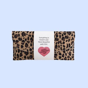 Valentins Day Soft Glasses Case Leopard Print Fabric Galentines Woman Retro Sunglasses Pouch Animal Print Fabric Padded Eyeglasses Holder Magnetic Clasp