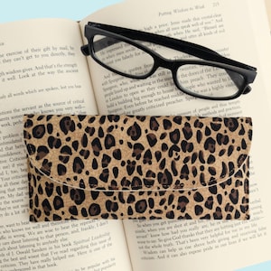 Soft Glasses Case Leopard Print Retro Sunglasses Case Cotton Animal Print Fabric Padded Eyeglasses Holder Cheetah Pattern Vintage Style Lined with Flannel Magnetic Clasp
