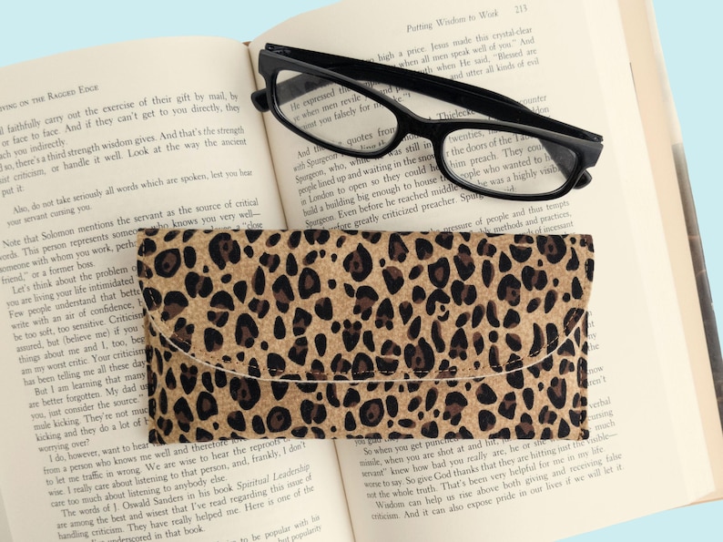 Soft Glasses Case Leopard Print Retro Sunglasses Case Cotton Animal Print Fabric Padded Eyeglasses Holder Cheetah Pattern Vintage Style Lined with Flannel Magnetic Clasp