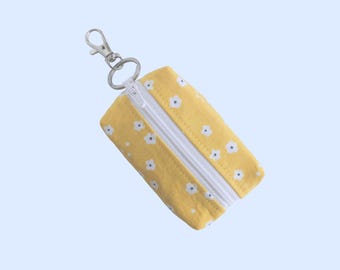 Monedero llavero amarillo con estampado floral, pequeño monedero con cremallera, mini bolso cuadrado con clip para llavero, pequeño regalo para mujeres, ideal para rellenar calcetines navideños, para maestras y mamás.