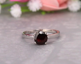 Delicado anillo granate-Anillo redondo de piedra preciosa Anillo-anillo granate simple-enero Anillo de piedra de nacimiento-Anillo apilable granate-Regalo de cumpleaños para ella-plata