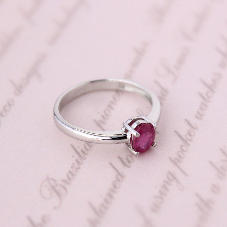 Peut inclure: Une bague en argent avec une pierre pr&eacute;cieuse rose sertie &agrave; griffes.