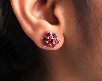 Boucles d'oreilles grenat fleurs, boucles d'oreilles grenat naturel, clous de fleurs rouges, boucles d'oreilles minimalistes, boucles d'oreilles minuscules, cadeau pour elle, cadeau pour fille