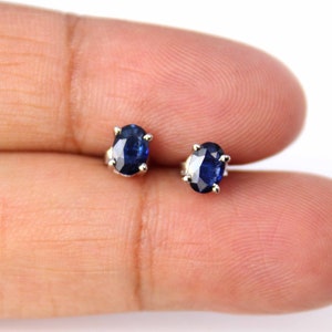 Espárragos de zafiro azulEs Pendientes, Espárrago diminuto de zafiro de zafiro, Zafiro ovalado, Pendientes de zafiro delicado, Pendientes de espárragos minimalistas, Piedra preciosa natural