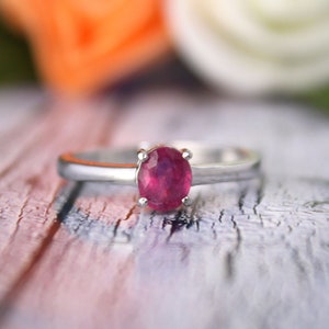Peut inclure: Une bague en argent avec une seule pierre pr&eacute;cieuse de rubis de forme ovale.