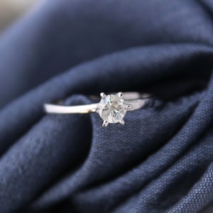 Anillo de compromiso Moissanite 925 Plata-Moissanite Diamond 0.50 cts Anillo de propuesta-Moissanite minimal Solitaire Ring-Moissanite Anillo simple