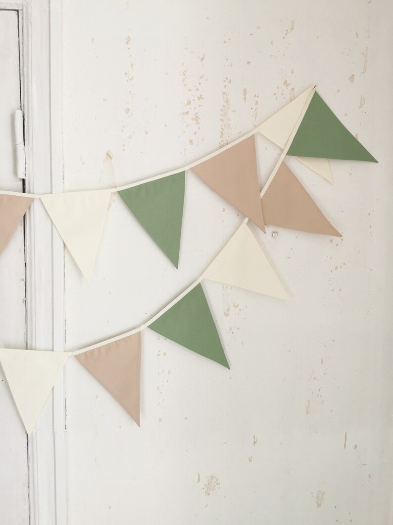 Écusson vert, triangles en coton blanc cassé, guirlande en tissu, guirlande de guirlandes, guirlande beige, guirlande pour chambre d'enfant, fourrure de guimpe image 4