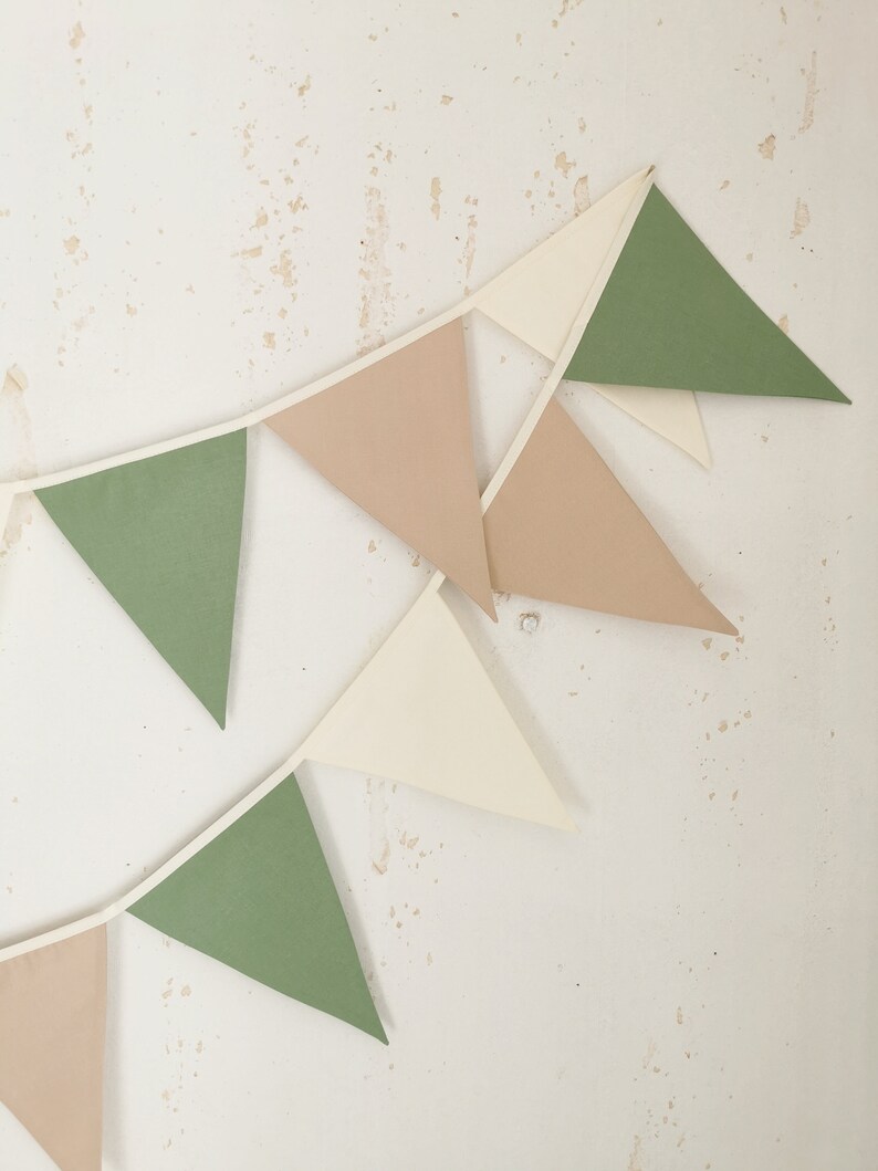 Écusson vert, triangles en coton blanc cassé, guirlande en tissu, guirlande de guirlandes, guirlande beige, guirlande pour chambre d'enfant, fourrure de guimpe image 5