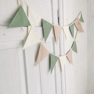 Écusson vert, triangles en coton blanc cassé, guirlande en tissu, guirlande de guirlandes, guirlande beige, guirlande pour chambre d'enfant, fourrure de guimpe image 1