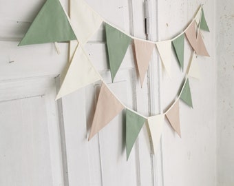 Écusson vert, triangles en coton blanc cassé, guirlande en tissu, guirlande de guirlandes, guirlande beige, guirlande pour chambre d'enfant, fourrure de guimpe