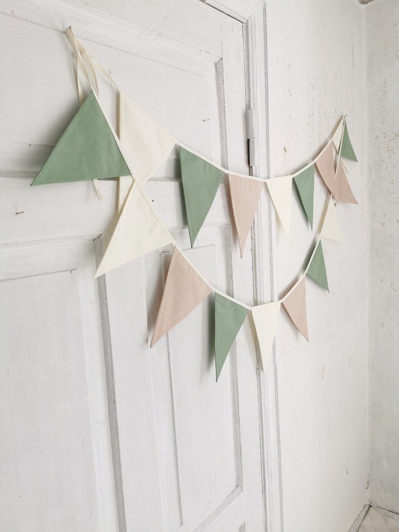 Écusson vert, triangles en coton blanc cassé, guirlande en tissu, guirlande de guirlandes, guirlande beige, guirlande pour chambre d'enfant, fourrure de guimpe image 1