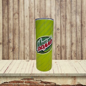 Mount and do me soda parody tumbler da 20 once. Include coperchio, cannuccia di metallo e plastica, puntale in silicone, paraurti inferiore.