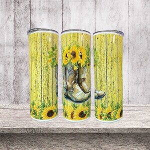 Stivali con girasoli tumbler 20oz. Include coperchio, cannuccia di metallo e plastica, punta in cannuccia di silicone, paraurti inferiore.