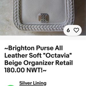 Pode incluir: Uma bolsa organizadora de couro bege com borda tran&ccedil;ada e fecho prateado. A bolsa tem uma al&ccedil;a de ombro. O texto "Brighton Purse All Leather Soft Octavia Beige Organizer Retail" &eacute; vis&iacute;vel.