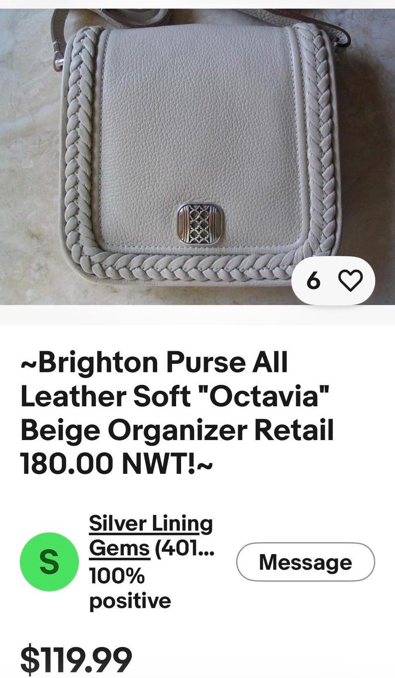 Pode incluir: Uma bolsa organizadora de couro bege com borda tran&ccedil;ada e fecho prateado. A bolsa tem uma al&ccedil;a de ombro. O texto "Brighton Purse All Leather Soft Octavia Beige Organizer Retail" &eacute; vis&iacute;vel.