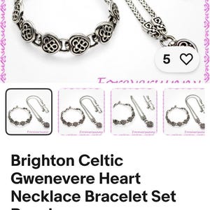 Puede incluir: Un conjunto de joyas plateadas con collar y pulsera. El collar tiene una cadena con un colgante en forma de coraz&oacute;n. La pulsera y el colgante presentan un dise&ntilde;o de nudo celta. El conjunto se muestra sobre un fondo blanco.