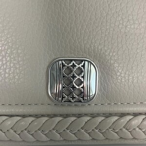 Pode incluir: Uma placa de madeira r&uacute;stica com o texto "Welcome to our home" em estilo manuscrito. A placa apresenta um acabamento desgastado e um design simples e convidativo, perfeito para uma varanda ou entrada.