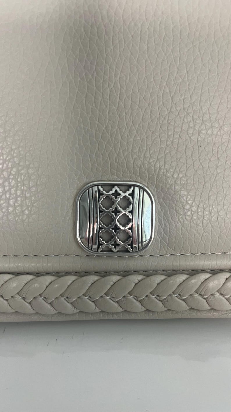 Pode incluir: Uma placa de madeira r&uacute;stica com o texto "Welcome to our home" em estilo manuscrito. A placa apresenta um acabamento desgastado e um design simples e convidativo, perfeito para uma varanda ou entrada.