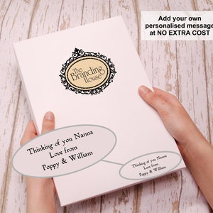 Puede incluir: Tarjeta blanca con un logotipo ornamentado en blanco y negro que dice "The Branding House". La tarjeta tiene un mensaje personalizado que dice "Thinking of you Nanna Love from Poppy & William". La tarjeta tambi&eacute;n tiene una nota que dice "A&ntilde;ade tu propio mensaje personalizado SIN COSTE ADICIONAL".