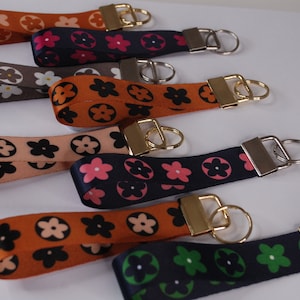 Daisy Flower Handmade Keyring, wrist strap for keys, wristlet, fabric keyring strap, personalised keyring, bag wrist strap