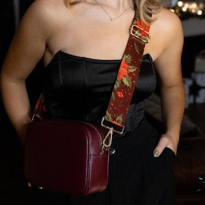 Weinrot Weihnachtsstern extra langer Crossbody Taschengurt in Geschenkbox | handgefertigt in Großbritannien, Weihnachtsblume, festliches Blumenmuster, Weihnachtsoutfit