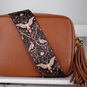 Extra langer Crossbody-Taschengurt im Gothic-Stil, handgefertigt in Großbritannien und in Geschenkbox geliefert