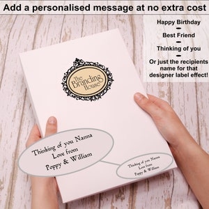 Pu&ograve; includere: Una scatola rettangolare bianca con un logo nero decorato di The Branding House. La scatola mostra un messaggio personalizzato con scritto Thinking of you Nanna Love from Poppy & William, con opzioni di testo per etichette.